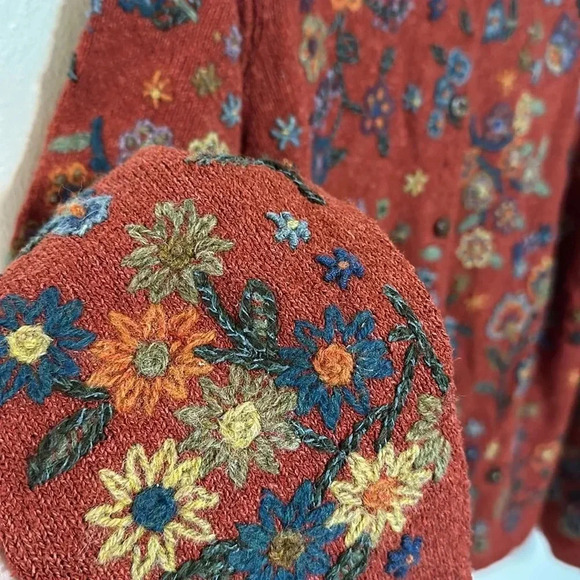 Embroidered sweater - Picture 4 of 5